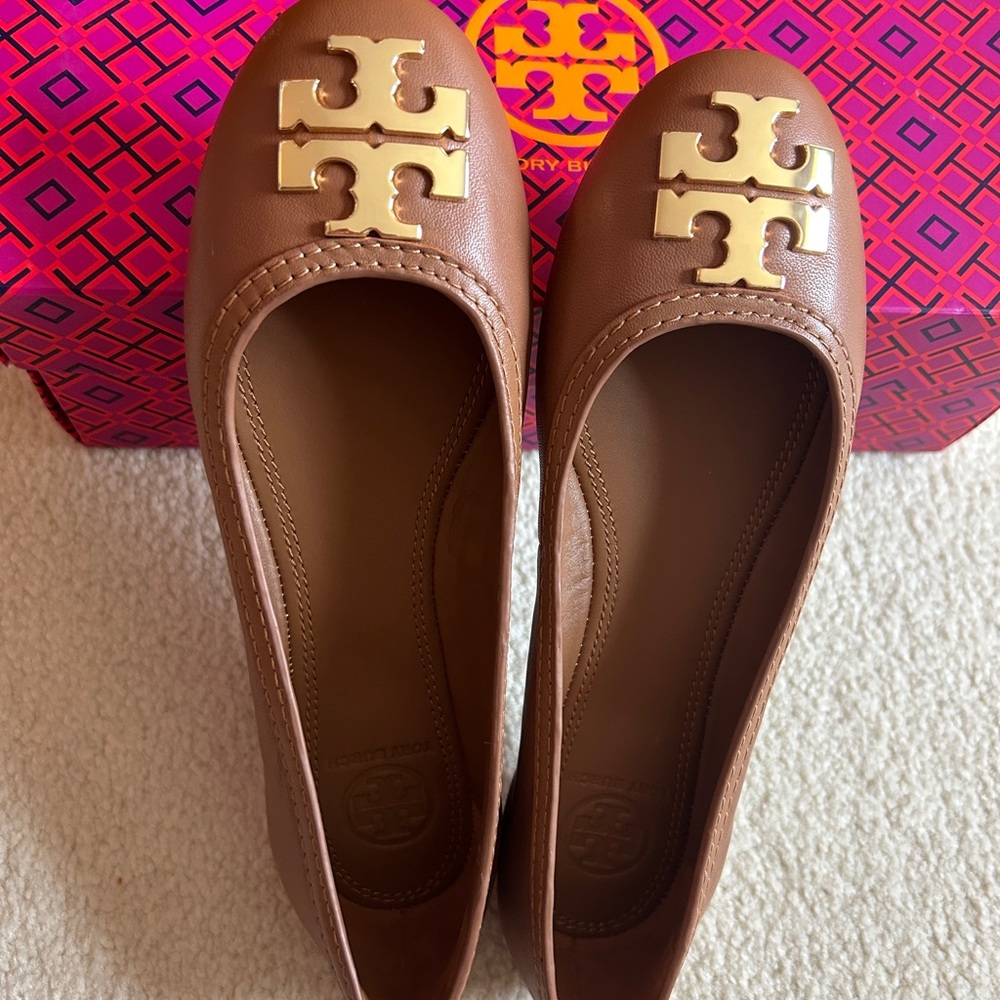 Tory Burch Royal Tan Logo Ballet Flats with Gold Emblem sz 6.5